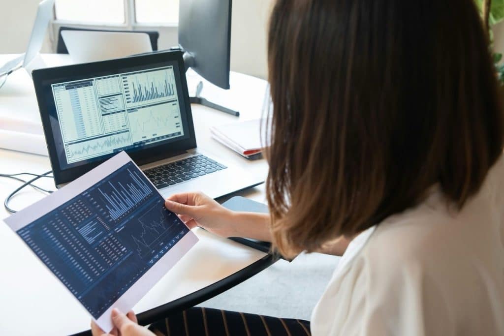 Debt Collection for Small Businesses: Minimum Amount & Process Explained 4 Business person analyzing financial charts