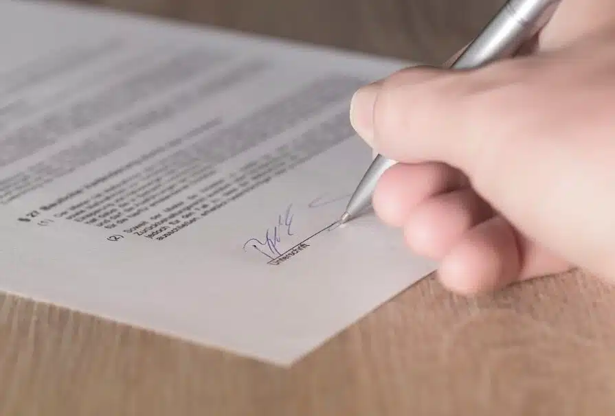 Data Center Payment Delays: Financing, Disputes & Debt Collection Options 4 A customer signing a contract with a data center